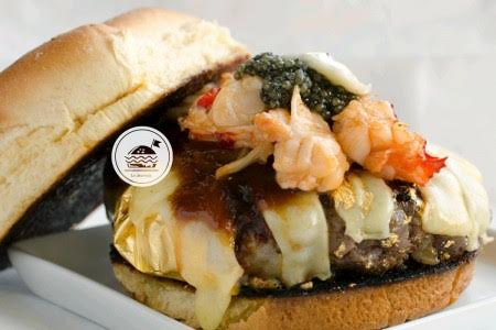 Hamburger trộn vàng Cửa hàng bán đồ ăn di động 666 Burger ở thành phố New York, Mỹ, đã đạo ta chiếc bánh đắt nhất thế giới mang tên Douche Burger. Nhân bánh gồm thịt bò Kobe, phô mai Gruyere, sốt BBQ, muối đá từ dãy Himalayas, trứng cá muối, gan ngỗng, tôm hùm và nấm cục. Cùng với đó, những mảnh vàng lá được trộn cùng thịt bò tạo ánh sáng lấp lánh. Với mục đích nhằm vào những khách hàng có tiền, mỗi chiếc bánh hảo hạng này được bán với gá 666 USD. Ban đầu, cửa hàng làm ra chiếc bánh vàng chỉ để quảng cáo cho những chiếc bánh thông thường với giá 6,66 USD. Tuy nhiên, thực tế chủ cửa hàng cũng bán được tới vài chiếc có nhân trộn bột vàng.