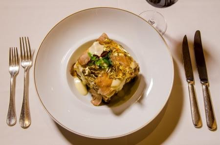 Bánh mì rắc vàng Nếu muốn thưởng thức món bánh mì sang chảnh này, bạn phải đặt trước 24 giờ tại khách sạn Westin ở New York, Mỹ. Được tạo ra từ năm 2007, những lá vàng lấp lánh phủ trên bánh mì phết phô mát, kem, nấm cục trắng, chiếc bánh chỉ nhằm phục vụ cho những người sẵn sàng chi số tiền lớn cho bữa sáng. Món ăn do đầu bếp Frank Tujague chế biến có giá tới 1.000 USD.