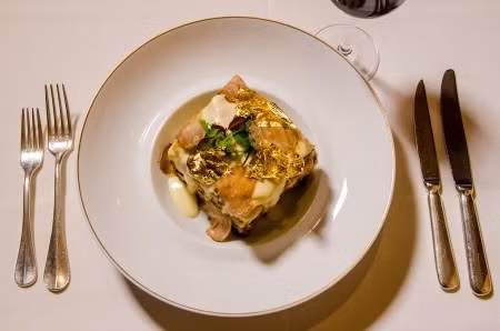 Bánh mì rắc vàng Nếu muốn thưởng thức món bánh mì sang chảnh này, bạn phải đặt trước 24 giờ tại khách sạn Westin ở New York, Mỹ. Được tạo ra từ năm 2007, những lá vàng lấp lánh phủ trên bánh mì phết phô mát, kem, nấm cục trắng, chiếc bánh chỉ nhằm phục vụ cho những người sẵn sàng chi số tiền lớn cho bữa sáng. Món ăn do đầu bếp Frank Tujague chế biến có giá tới 1.000 USD.