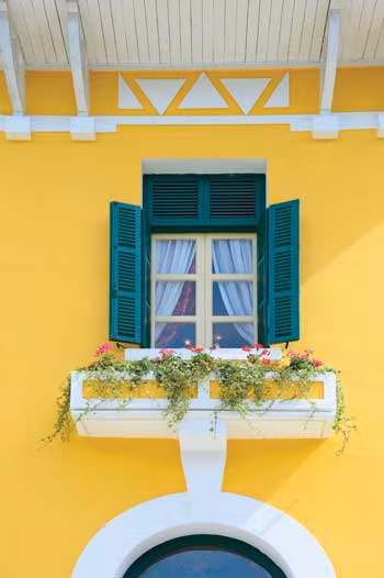 Những chi tiết trang trí và đường nét kiến trúc gợi nhớ về hình ảnh một châu Âu ngay đô thị Đà Lạt.