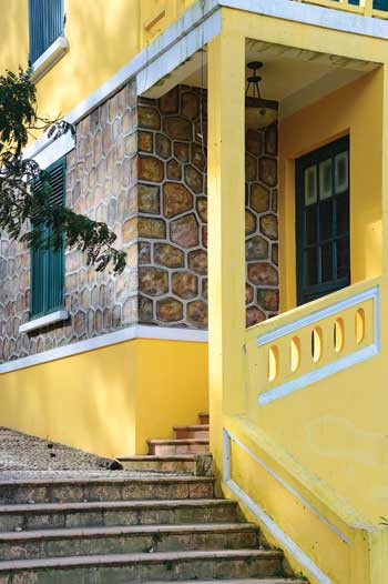 Sự kết hợp đa chất liệu trong cùng một mảng kiến trúc tạo nên sự bề thế, vững chãi, và rất dễ hòa hợp cùng cảnh quan thiên nhiên của Đà Lạt.