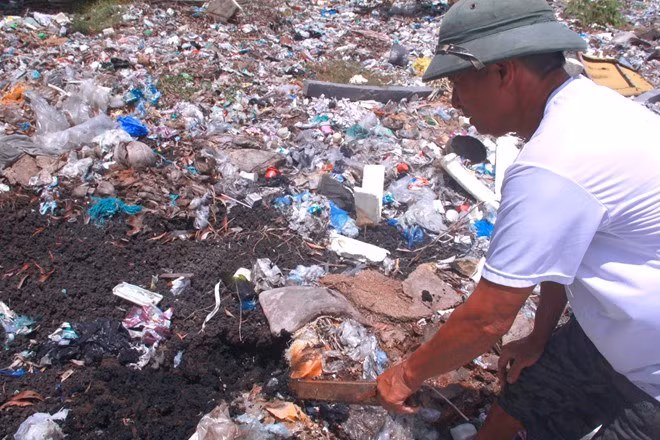 Ông Tình cho biết, người dân đã phát hiện gần 20 ôtô tải chở chất thải lỏng màu đen về đổ tại bãi rác Thiên Cầm từ cuối tháng 4 đến 20/5/2015. Ảnh: Xuân Đức.
