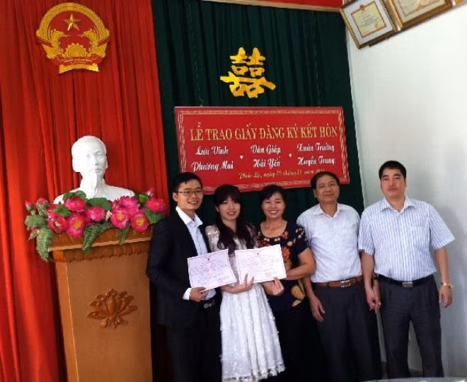 Chưa hết, trong một ngày, có thể có hàng nhiều đôi uyên ương được trao giấy đăng ký kết hôn cùng một lúc. Như trong ảnh, ba cặp đôi được làm lễ trao giấy đăng ký kết hôn, trên bảng đề tên của cả sáu người.