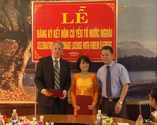 Những tấm biển viết song ngữ Việt - Anh trong những buổi lễ đăng ký kết hôn có yếu tố nước ngoài.