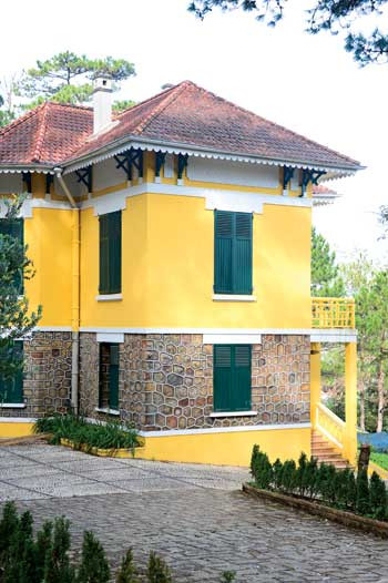 Kiến trúc biệt thự Đà Lạt chịu nhiều ảnh hưởng từ phong cách kiến trúc Pháp, có kết hợp yếu tố địa hình và khí hậu bản địa để tạo nên nét hấp dẫn riêng.