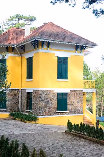 Kiến trúc biệt thự Đà Lạt chịu nhiều ảnh hưởng từ phong cách kiến trúc Pháp, có kết hợp yếu tố địa hình và khí hậu bản địa để tạo nên nét hấp dẫn riêng.