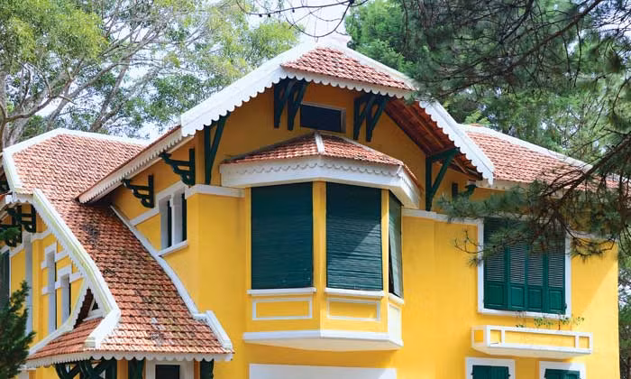 Biệt thự mang phong cách kiến trúc của vùng Normandie, Pháp, với hệ mái xếp cầu kỳ, tạo nên một vẻ đẹp đặc biệt cho công trình.