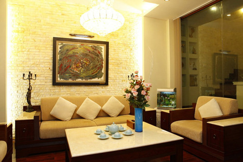 Tuổi thơ của Hồ Quỳnh Hương khá vất vả nên khi lớn lên cô luôn mong muốn có một chốn riêng tư ấm cúng. Vì vậy, không chỉ phòng khách mà toàn bộ các căn phòng trong nhà đều được trang trí màu vàng kem, đồ nội thất gỗ cùng ánh sáng vàng tạo cảm giác bình yên.