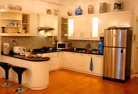 Mặt đá granite màu đen tạo sự tương phản với tủ bếp màu trắng.