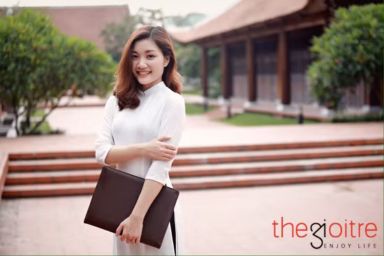 Ngoài học tập, 9X xinh đẹp còn thử sức với vai trò diễn viên trong các clip nhạc, phim ngắn và làm mẫu ảnh cho một số shop thời trang ở Hà Nội.