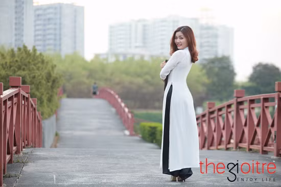 Bản lĩnh, tự tin và thích khám phá là những gì mà bạn bè thường nhận xét về Linh Bee. Vì trong cuộc sống cô nàng quan điểm: "Có những người bằng tuổi mình họ làm được, vậy tại sao mình không thử khám phá bản thân xem khả năng của mình tới đâu".