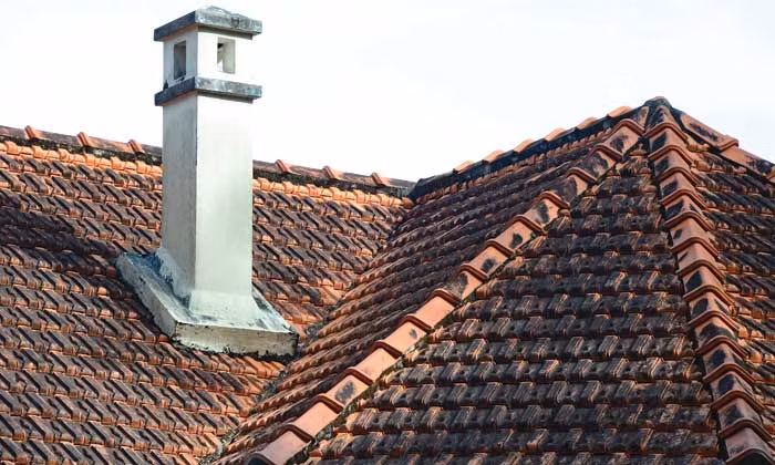 Nếp mái sử dụng ngói Tây với mặt bằng bẻ góc phức tạp là một nét thường gặp trong kiến trúc biệt thự cổ Đà Lạt.