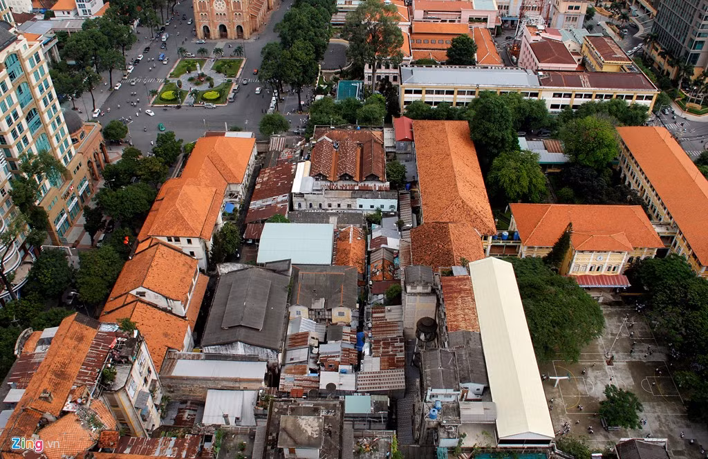 Khu đất vàng 164 Đồng Khởi này nằm đối diện Nhà thờ Đức Bà, có diện tích gần 9.800 m2, với vị trí đắc địa khi giáp với các đường trung tâm Nguyễn Du, Đồng Khởi, Lý Tự Trọng và Trường THPT Trần Đại Nghĩa. Thế nhưng, sau 4 năm được sở hữu, liên danh trúng thầu là Hongkong Land và Sumitomo &amp; Development đã trả lại cho thành phố. Mới đây, theo thông tin từ Sở KH&amp;ĐT TP HCM, Công ty CP Nova Bắc Nam 79 có văn bản xin đầu tư vào khu đất này.