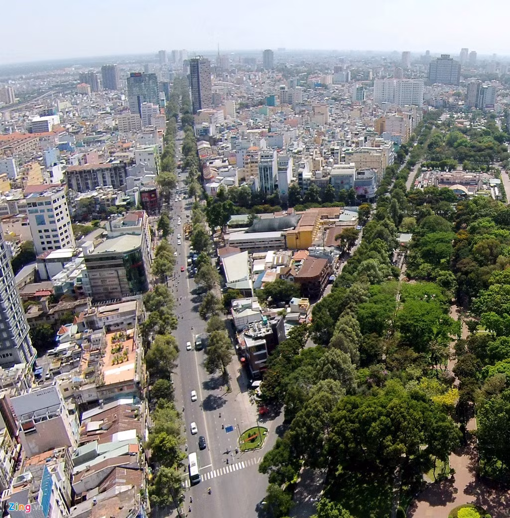 Khu tam giác vàng Trần Hưng Đạo – Nguyễn Thái Học – Phạm Ngũ Lão vốn được đánh giá là đẹp nhất trong các khu đất vàng qua 3 lần đổi chủ nhưng vẫn chưa biến chuyển. Mới đây, nhà đầu tư mới là liên danh Jimiro (Hàn Quốc) – công ty Đại Tân Phú đã bỏ ra 500 triệu USD để sở hữu khu đất có diện tích 13.110 m2 sát bên công viên 23/9 và chợ Bến Thành này.