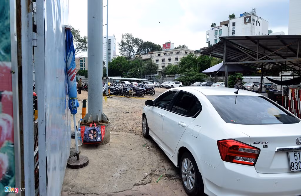 Tòa tháp SIC Tower nếu được xây dựng sẽ cao 52 tầng, tổng vốn đầu tư trên 137 triệu USD. Thế nhưng, nhiều năm nay, khu đất này vẫn là bãi giữ xe.