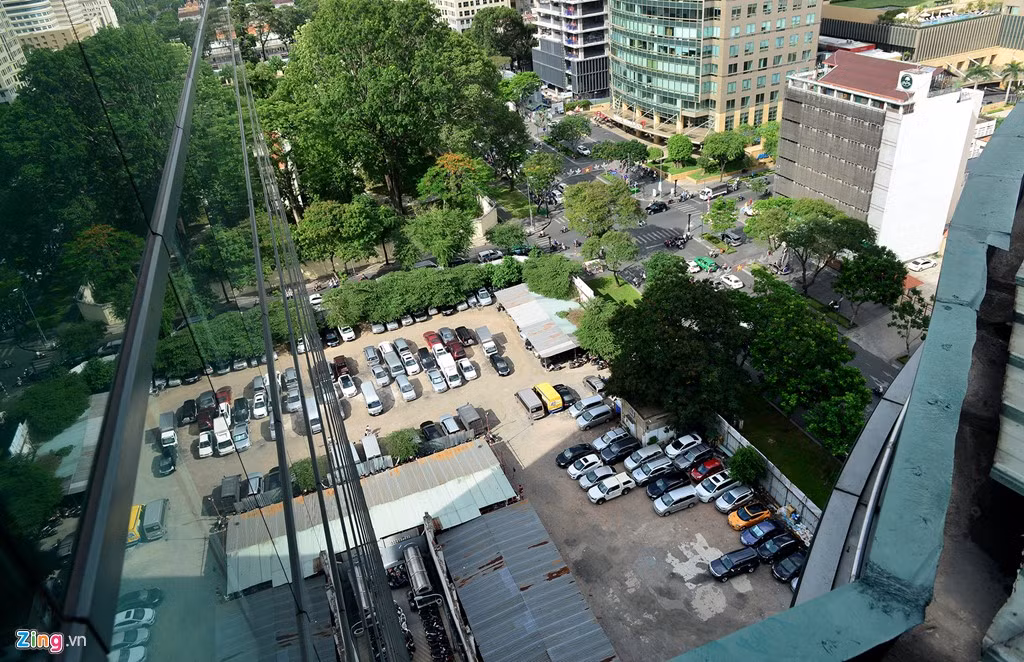 Khu đất mặt tiền đường Lê Duẩn - Hai Bà Trưng, ngay cạnh tòa nhà Diamond Plaza sang trọng bậc nhất trung tâm thành phố cũng đang là một bãi giữ xe.