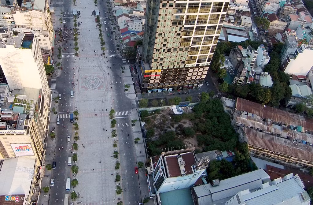 Có vị trí đắc địa, khu đất tại số 117-119 ở phố đi bộ Nguyễn Huệ với diện tích 2.724 m2 hiện cây cối mọc um tùm. Đây là vị trí đã được phê duyệt xây dựng dự án BIDV Tower, do Ngân hàng Đầu tư và Phát triển Việt Nam (BIDV) làm chủ đầu tư.