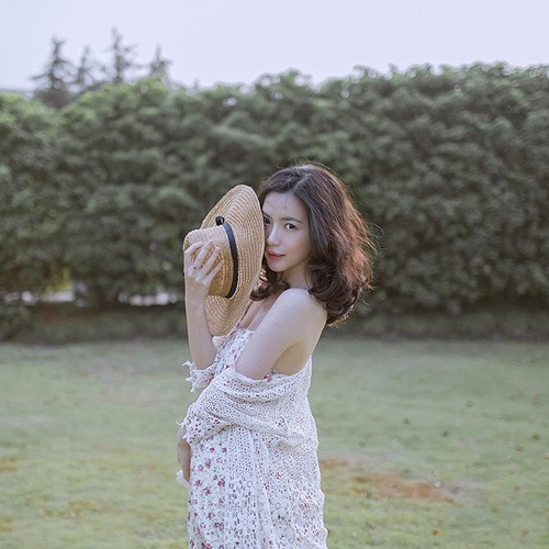 Cô nàng xinh đẹp muốn có nền tảng vững chắc về điện ảnh, muốn tự mình khai thác nghệ thuật theo cách riêng của mình. Quyết tâm này khiến nhiều người nể phục, ngưỡng mộ.