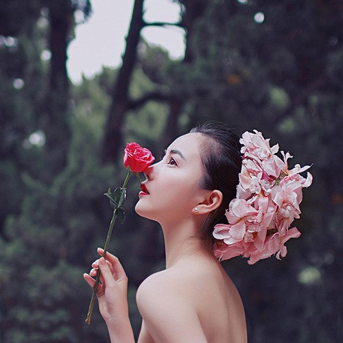 Phan Yên là người Thượng Hải, cao 1m67, rất thích âm nhạc, văn học, điện ảnh, nhiếp ảnh. Cô sở hữu nét đẹp tao nhã, sang trọng, giống hệt những mỹ nữ thời xưa.