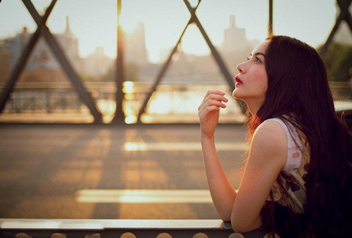 Phan Yên khoe dáng ngọc bên bờ biển, khuôn mặt thanh tú cổ điển, ánh mắt mơ màng đẹp ngọt ngào trong váy hoa.