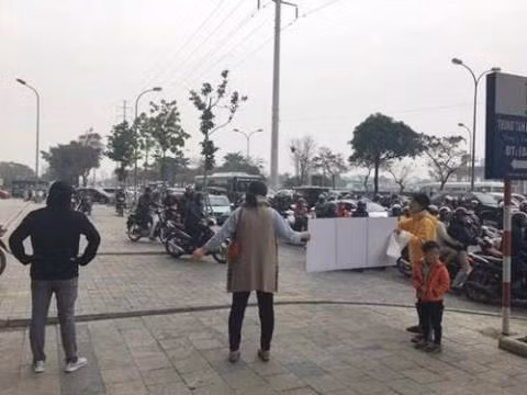 Nguoi me Han Quoc chan xe may leo via he Ha Noi-Hinh-2