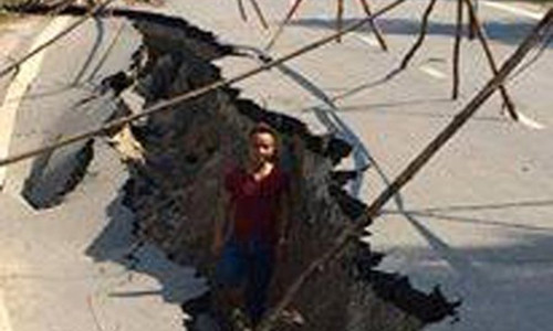 Vết nứt dài 32 m trên quốc lộ 32 C thuộc tỉnh Yên Bái. Ảnh: Tây Bắc 24h