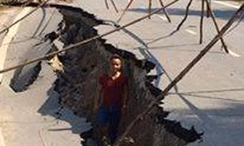 Vết nứt dài 32 m trên quốc lộ 32 C thuộc tỉnh Yên Bái. Ảnh: Tây Bắc 24h