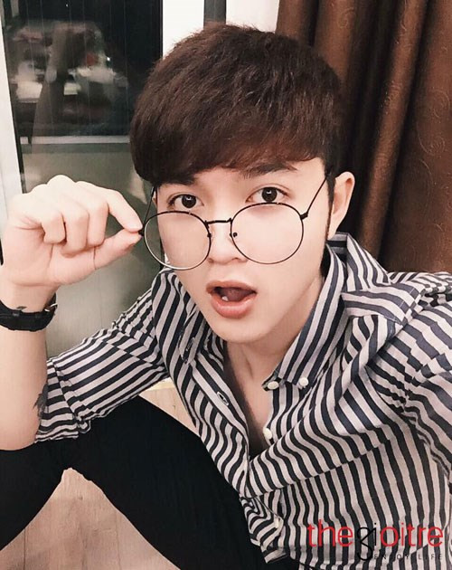 Ngoài việc làm mẫu ảnh, hot boy Gia Lai còn cùng với chị gái mở một quán trà chanh cho thu nhập mỗi tháng hàng chục triệu, mang lại nguồn kinh tế ổn định cho gia đinh.