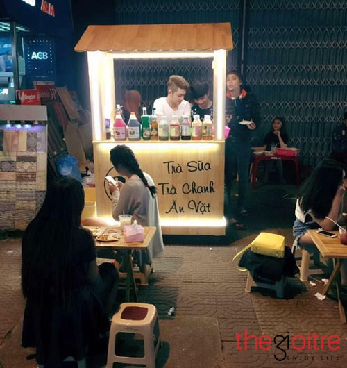 Hình ảnh hot boy 9X bên quầy pha chế trà chanh được không ít những cặp mắt ngưỡng mộ và yêu thích.