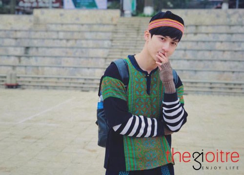 Trái ngược hình ảnh body rắn chắc 6 múi hàng ngày a thường khoe trên trang cá nhân nay Dũng Sĩ đã hoá thân vào vai của một chàng trai H'mông với hình ảnh mộc mạc, giản dị nhưng vẫn đẹp vô cùng.