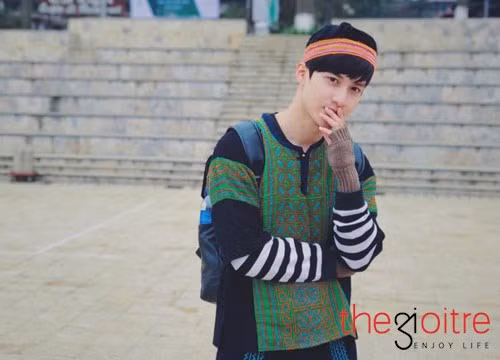 Trái ngược hình ảnh body rắn chắc 6 múi hàng ngày a thường khoe trên trang cá nhân nay Dũng Sĩ đã hoá thân vào vai của một chàng trai H'mông với hình ảnh mộc mạc, giản dị nhưng vẫn đẹp vô cùng.