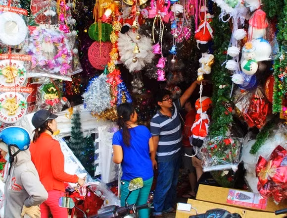 Phố người Hoa: Nằm tại đường Hải Thượng Lãn Ông, phố người Hoa là khu vực bán đồ Giáng sinh nổi tiếng ở Sài Gòn. Chính vì vậy, ghé thăm nơi này bạn sẽ cảm nhận rõ rệt không khí Giáng sinh bao phủ khắp nơi với những món đồ màu sắc rực rỡ, đủ chủng loại. Để cảm nhận mùa Giáng sinh thì đây là nơi bạn không thể bỏ qua.