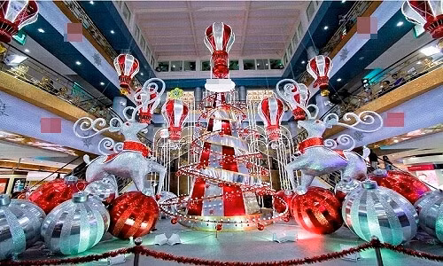  Vincom Center: Nếu bạn muốn mua sắm hay chọn một khu giải trí, ăn uống và có những bức hình đẹp lung linh trong đêm Noel thì không thể bỏ qua Vincom Center. Vì nằm ở trung tâm quận 1 nên Vincom Center luôn thu hút rất đông khách thăm quan, ăn uống và mua sắm vào dịp lễ Noel. Bên cạnh đó còn bởi cách bài trí rất đẹp và bắt mắt của trung tâm thương mại đẳng cấp nhất Sài gòn mang lại. Những cây thông cầu kỳ, hoành tráng, nhiều ánh đèn lấp lánh lung linh tại đây luôn thu hút mọi ánh nhìn.