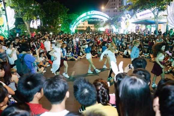 Nhóm bạn trẻ tổ chức nhảy múa tại phố đi bộ.