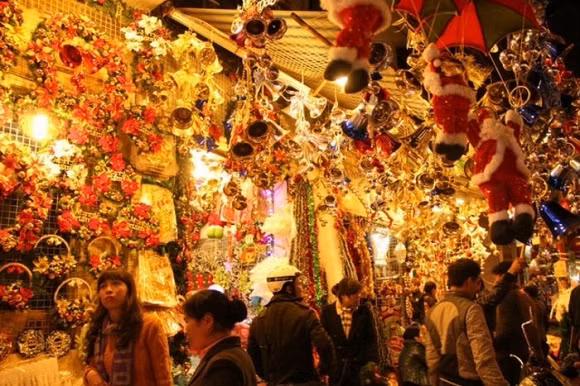 Phố Hàng Mã là địa điểm vui chơi giáng sinh cho những người đi bộ: Mùa Noel này bạn đừng bỏ qua khu phố Hàng Mã. Nơi đây có nghề thủ công truyền thống làm đồ mã dùng cho cúng lễ và trang trí bằng giấy. Đến đây vào đêm Noel, bạn sẽ chứng kiến không khí đông vui nhộn nhịp với những dòng người từ khắp nơi đổ về tham quan, mua sắm. Noel về phố Hàng Mã cũng được trang trí rất lộng lẫy, lung linh. Bạn có thể đến đây để dạo chơi, đây là địa điểm chụp những tấm hình noel kỷ niệm với bạn bè hay người thương.