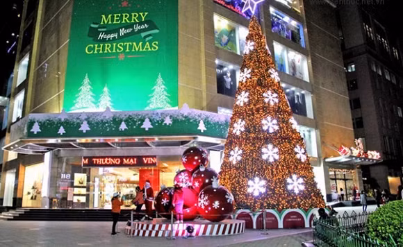  Trung tâm thương mại Vincom Bà Triệu: Tại Trung tâm thương mại Vincom trong dịp lễ này, các em nhỏ sẽ được xem ông già Noel, công chúa Tuyết biểu diễn xiếc đầy vui nhộn và còn nhận quà từ họ trên mỗi tầng của tòa nhà. Bốn phía của tòa tháp này đều trang hoàng cực kỳ lộng lẫy với biển đèn LED sáng trưng, một "con đường tuyết" được dựng lên bằng ánh sáng xanh mờ ảo, những cỗ xe tuần lộc và ông già Noel.