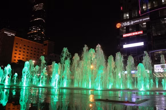  Phố đi bộ Nguyễn Huệ là địa điểm chơi giáng sinh ưa thích của giới trẻ Sài Gòn: Trong năm 2015, sự ra đời của khu phố đi bộ Nguyễn Huệ, trung tâm Quận 1 đã giúp cho Sài Gòn xuất hiện thêm một địa điểm vui chơi trong ngày lễ Giáng sinh. Vào dịp lễ Giáng sinh và đón mừng năm mới 2017, tại phố đi bộ Nguyễn Huệ và trục đường Lê Lợi dự kiến sẽ được trang trí ngập tràn ánh đèn nhiều màu sắc tuyệt đẹp. Nơi đây còn là địa điểm tập trung nhiều khu trung tâm thương mại được trang trí đầy màu sắc từ rạp chiếu phim đến quán cà phê, các quán ăn.