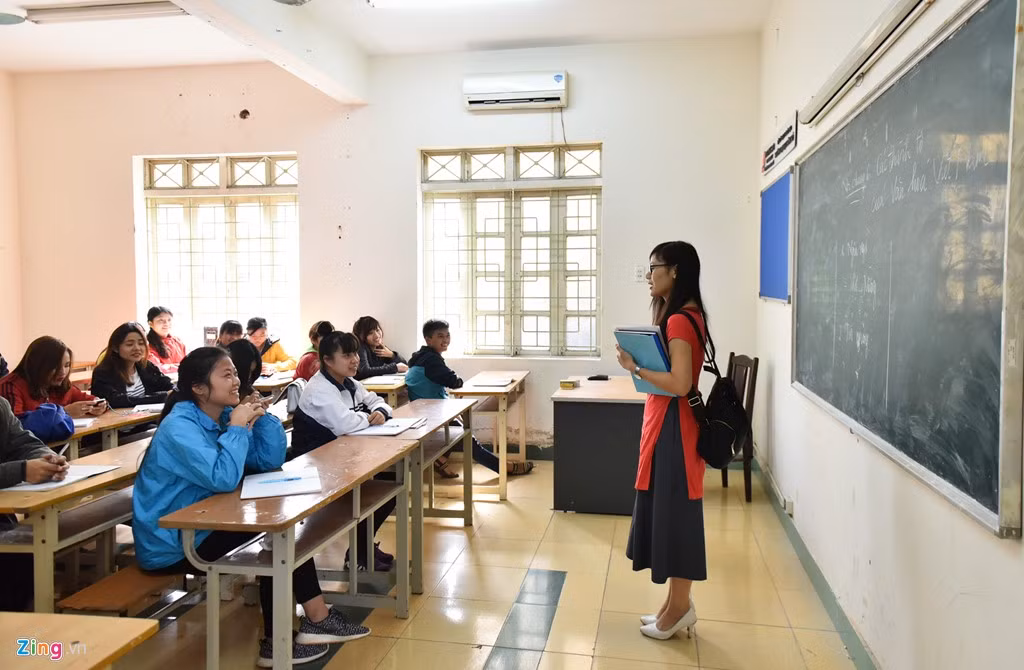 Mới ra trường, Nhung muốn ở lại Đại học Sư phạm Nghệ thuật Trung ương làm giảng viên nhưng phải trợ giảng 2 năm mới được học thạc sĩ và đứng lớp. Cô quyết định ra ngoài “rải” đến 50 bộ hồ sơ xin việc khắp nơi.