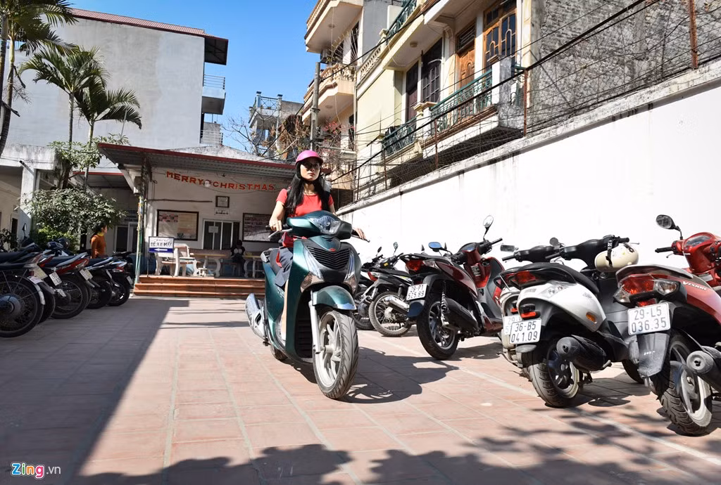 Đôi lúc, 8X chỉ có 10 phút để di chuyển từ trường này đến trường khác giữa hai tiết dạy. “Nếu không có lòng yêu nghề, tôi không thể trụ được”, Nhung nói.