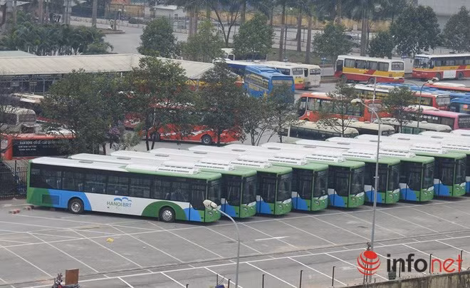 Những chiếc xe buýt nhanh BRT được sơn màu xanh trắng đặc trưng. Nội thất bên trong xe khá hiện đại, buồng lái được ngăn cách riêng bằng vách kính, ghế đệm mềm, tay vịn treo bằng nhựa trong tạo cảm giác khá sạch sẽ, thân thiện. Đến lúc này, Sở GTVT Hà Nội và các đơn vị thực hiện dự án đang gấp rút hoàn thiện các hợp phần kỹ thuật cuối cùng, dự kiến ngày 15/12 tới sẽ đưa xe buýt nhanh BRT vào hoạt động. Hơn 30 xe buýt nhanh BRT hiện đang được tập kết tại phía sau Bến xe Yên Nghĩa.