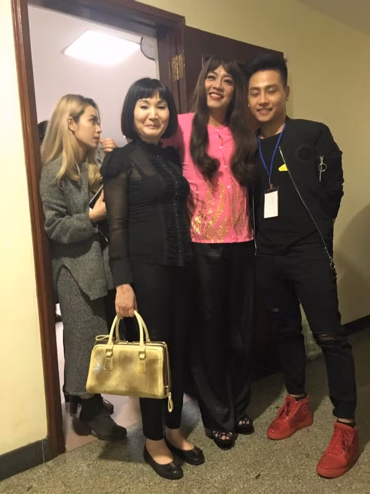 Nếu không nhìn kỹ, ít ai có thể nhận ra "cô gái" mặc áo hồng lại là NSƯT Đức Hải.