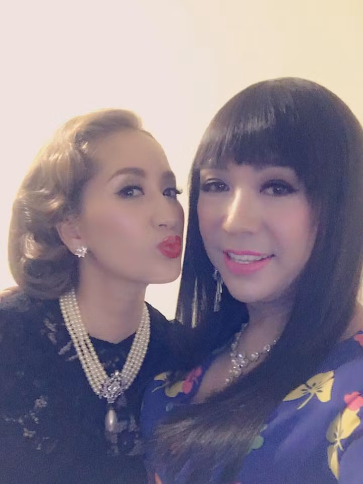 Trước giờ biểu diễn, Khánh Thi tranh thủ chụp ảnh cùng Long Nhật.