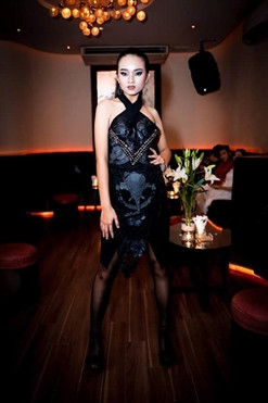 Người mẫu 14 tuổi Thu Trúc từng là học trò cưng của Á hậu, DJ Võ Hoàng Yến. Trải qua quá trình đào tạo nghiêm khắc và chuyên nghiệp, Thu Trúc đã nhanh chóng lĩnh hội được những kinh nghiệm, kĩ năng biểu diễn quý báu từ chính cô giáo nổi tiếng của mình.