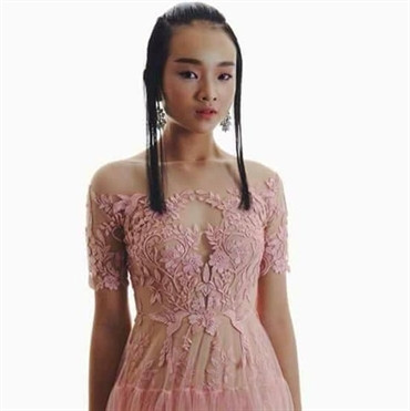 Dù tuổi đời còn khá nhỏ, nhưng Thu Trúc luôn gây bất ngờ bởi phong thái tự tin, những bước đi catwalk chuyên nghiệp.