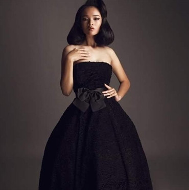 Với gương mặt đậm chất Á Đông cùng đôi mắt hút hồn người đối diện Thu Cúc ngay lập tức thu hút người đối diện khi xuất hiện trong các show diễn thời trang lớn gần đây của một số NTK có tiếng. Người mẫu Thu Trúc còn sở hữu chiều cao 1m75, số đo 3 là: 86-64-91 và đặc biệt tuổi thật của cô gái là 14 tuổi (sinh năm 2002) tại Hồ Chí Minh. Dù vào nghề chưa lâu song người mẫu 14 tuổi này thường xuyên được mời biểu diễn trong các chương trình thời trang hoành tráng.