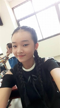 Ngoài đời, Thu Trúc là một cô gái xinh xắn, dễ thương được nhiều người mến mộ.