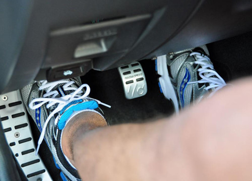 Đạp hết ga khi không cần thiết.