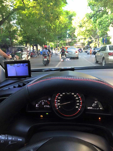 Rồ ga khi động cơ còn chưa ấm.