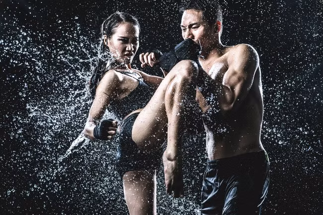 Người đẹp tiết lộ cô từng cảm thấy khá áp lực khi theo đuổi nghề Cascadeur, ngoài các thực hiện các cảnh quay võ thuật, nhào lộn, chạy xe địa hình, Kim Dung còn phải làm quen với các tư thế ngã làm sao hạn chế chấn thương đến mức có thể.