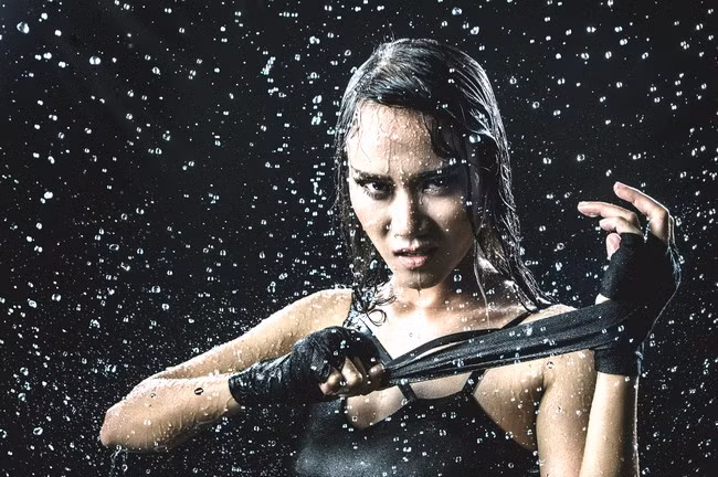 Mới đây, Kim Dung đã thực hiện một bộ ảnh đậm chất hành động, ý tưởng dựa theo thuyết Ngũ Hành: Kim – Mộc – Thủy – Hỏa – Thổ xưa.